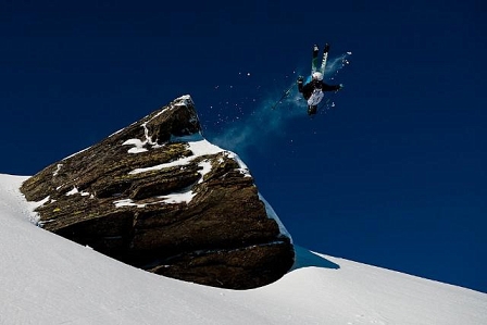 sprung mit skiern über felsen, flo köfer